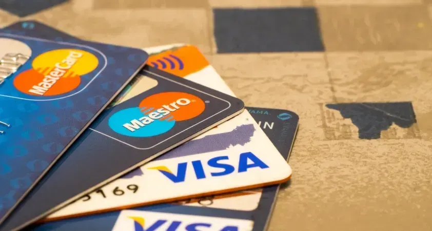 Kreditní karta s nízkým úrokem v peněžence